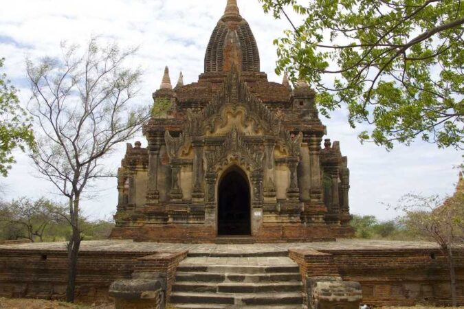 Temple en brique ancienne avec un toit pointu et un escalier pour illustrer les temples de Bagan.